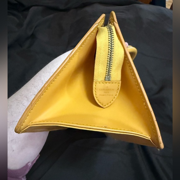 LOUIS VUITTON SAC TRIANGLE EPI - Picture 8 of 16